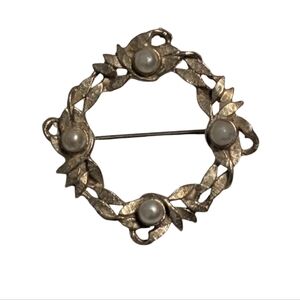Elegant Gold Brooch with Pearls